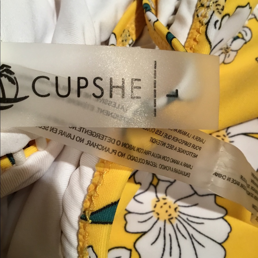 CUPSHE SWIMSUIT SIZE LARGE ONLY WORN ONCE. 🔥$35🛳 - Picture 4 of 6